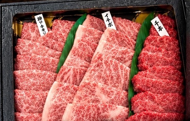箱いっぱいに詰まった霜降り肉